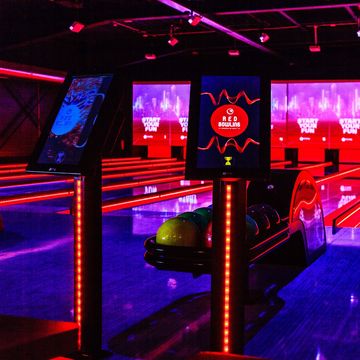 Bowling Terminal rot mit Bowling Bahn im Hintergrund, stringsetter bowling anlagen kaufen
